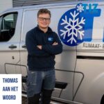 Thomas, monteur bij TIZ, bij de bedrijfsbus met logo van TIZ Klimaat- & Koudetechniek