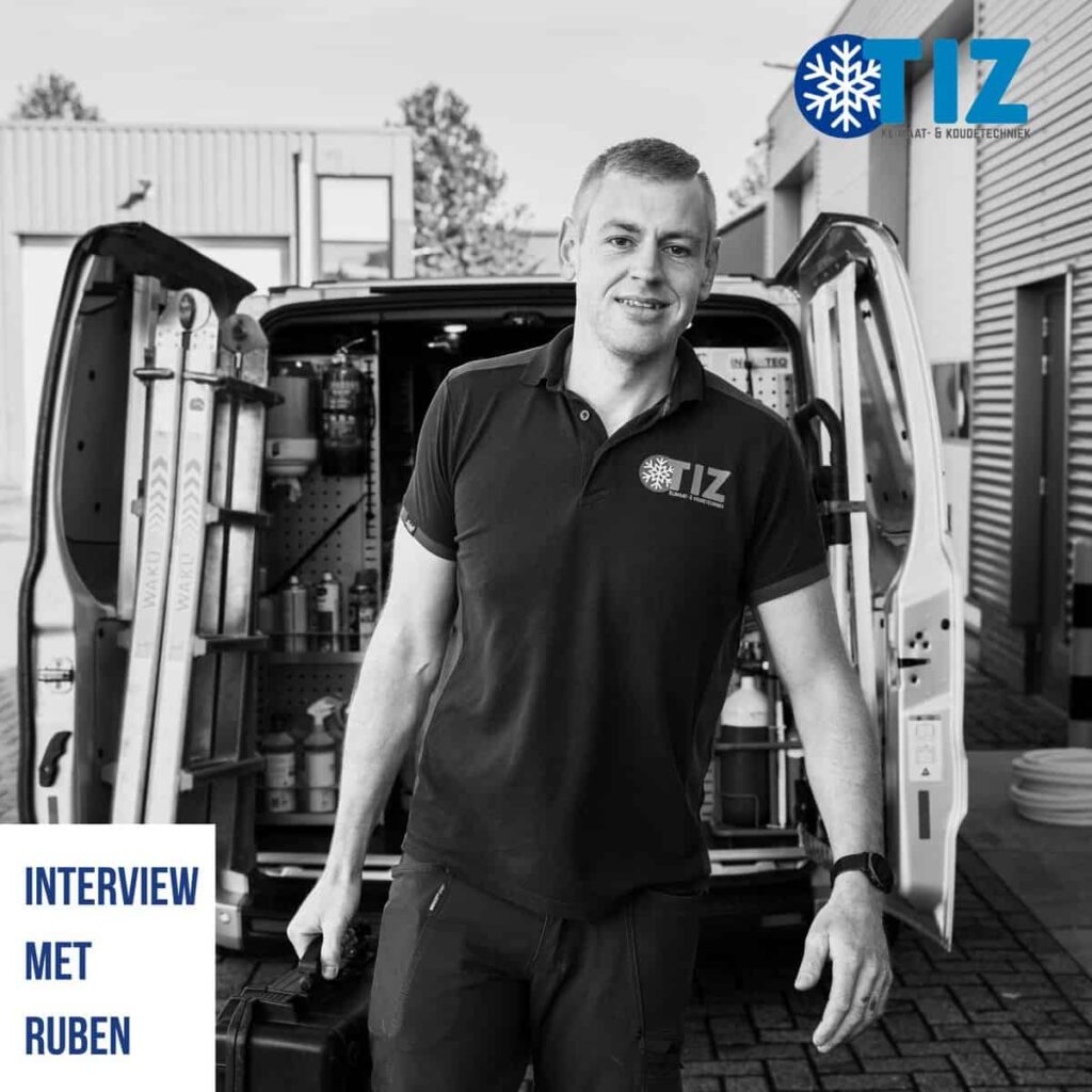 Interview met Ruben, monteur bij TIZ, met gereedschapskoffer bij zijn ingerichte servicebus