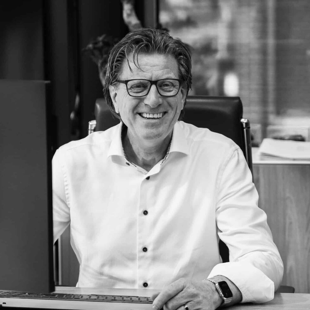 Hans Zwoferink, oprichter van TIZ Klimaat- & Koudetechniek, achter zijn bureau op kantoor