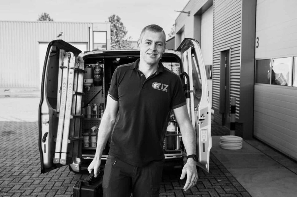 Ruben, monteur bij TIZ, met gereedschapskoffer bij zijn volledig ingerichte servicebus